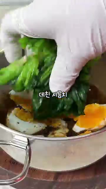 만든 드레싱에 삶은 달걀, 데친 시금치, 새우를 넣고 버무린다. — 올리브유 샐러드에 지쳤다면? 시금치 들깨샐러드