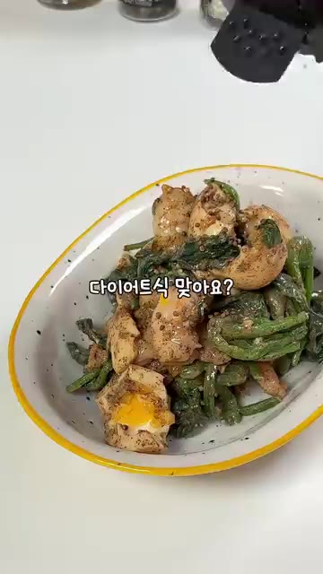 통깨를 뿌려주면 맛있는 시금치 들깨샐러드 완성이다. — 올리브유 샐러드에 지쳤다면? 시금치 들깨샐러드