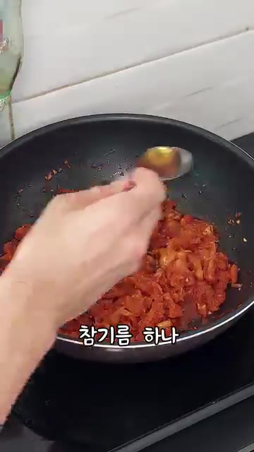 통깨를 뿌려 완성한다. — 황태채무침