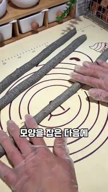 반죽을 랩으로 덮어 10분간 휴지시킨 후 매끈해질 때까지 치대주세요. — 어디서도 팔지 않는 흑임자 대추 찐빵 레시피