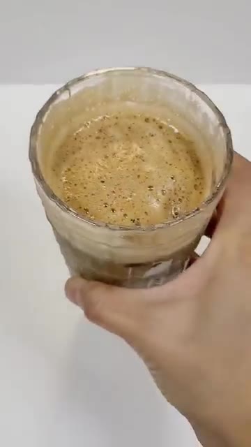 컵에 인스턴트 커피 분말 1스틱을 넣고 뜨거운 물을 조금 부어 섞어… — 95kcal 저당 바닐라 라떼 레시피