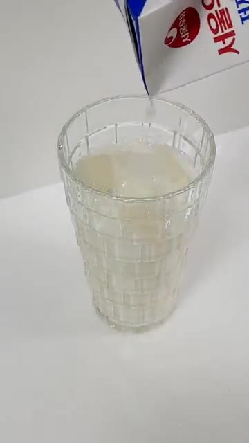 얼음이 담긴 컵에 우유 80kcal를 부어줍니다. — 95kcal 저당 바닐라 라떼 레시피