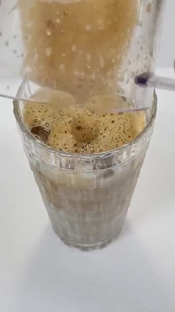 만들어둔 커피를 조심스럽게 부어주면 95kcal 저당 바닐라 라떼… — 95kcal 저당 바닐라 라떼 레시피