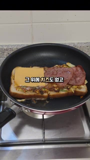 구워진 계란 위에 식빵을 올리고 뒤집어 줍니다. 구워둔 햄 위에 치… — 채칼 하나로 끝내는 원팬 토스트