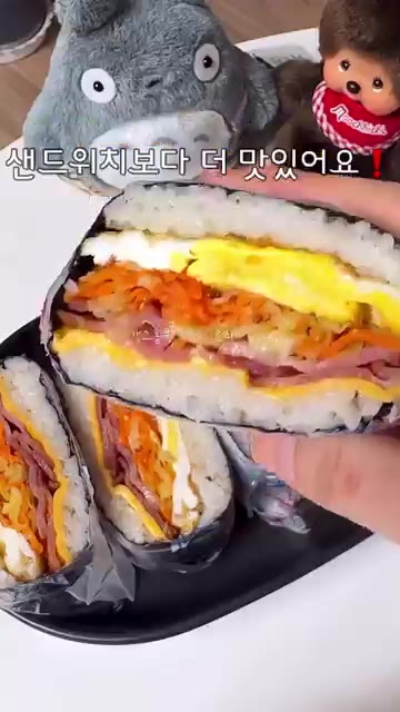 밥에 소금, 깨, 참기름을 넣고 밑간을 한다. 김 위에 밥을 적당량… — 접기만 하면 끝❗️옆구리 터질 일 없는 베이컨 치즈김밥 만들기