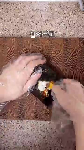 김을 접어 속 재료를 감싸고 랩으로 한 번 더 단단하게 포장한다. — 접기만 하면 끝❗️옆구리 터질 일 없는 베이컨 치즈김밥 만들기