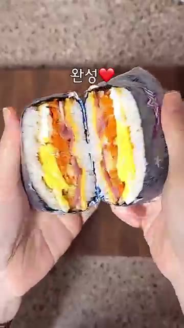 먹기 좋은 크기로 잘라 완성한다. — 접기만 하면 끝❗️옆구리 터질 일 없는 베이컨 치즈김밥 만들기