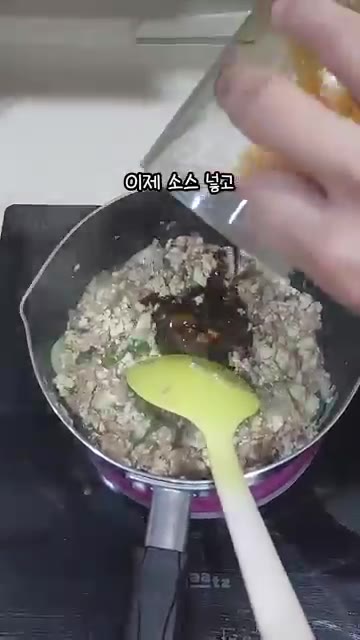 볶은 두부에 준비한 채소와 소스를 넣고 볶아줍니다. — 참치두부볶음