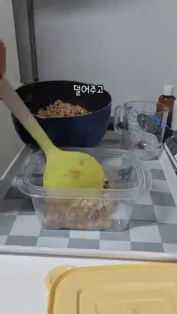 소스가 졸아들 때까지 볶아주면 참치두부볶음이 완성됩니다. — 참치두부볶음