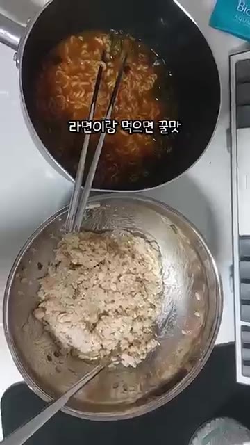 완성된 참치두부볶음을 용기에 담아 보관하거나 밥, 라면과 함께 즐깁니다. — 참치두부볶음