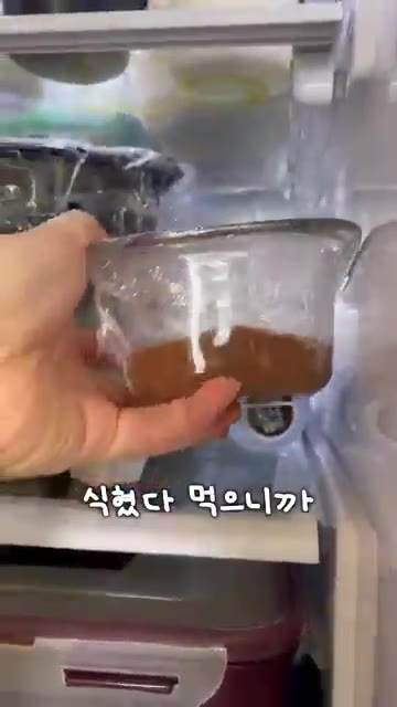 완성된 반죽을 용기에 담아 냉장고에 넣어 식혀줍니다. — 라면보다 쉬운 디저트