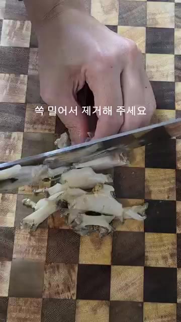 전복과 전복 내장 소스를 넣고, 밥솥에 넣어 일반 취사만 누르면 됩니다. — 양념간장에 쓱쓱 비벼 먹는 특미 전복솥밥