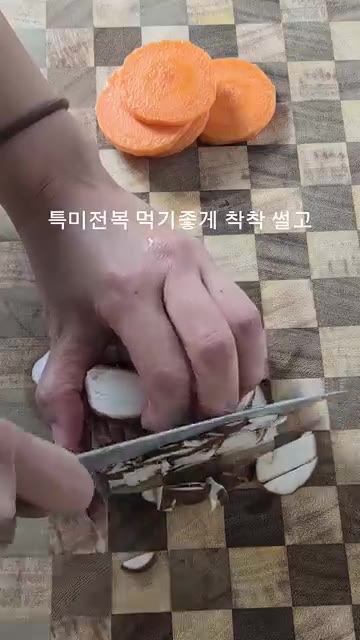 김이 모락모락 올라오는 솥밥을 잘 저어줍니다. — 양념간장에 쓱쓱 비벼 먹는 특미 전복솥밥