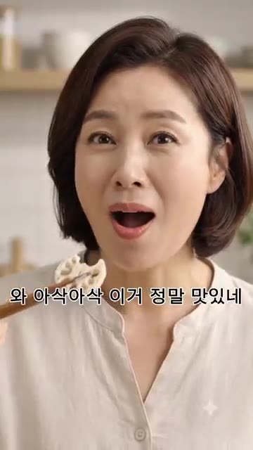 삶은 연근을 얇게 썰어 접시에 담는다. — 연근을 이렇게 먹는다고? 😲 먹어보고 깜짝 놀랐습니다!