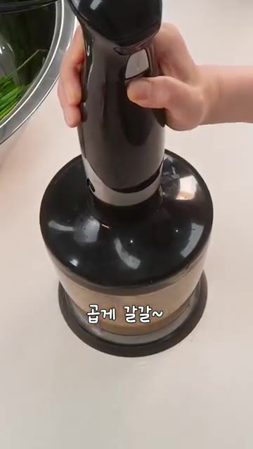 믹서에 사과, 양파, 마늘, 찬밥, 멸치액젓, 매실청, 물을 넣고… — 김치 초보도 실패하기 힘든, 2無 부추김치