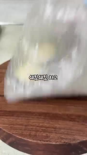 전분가루에 세킷세킷 하고 달걀물에 풍덩 빵가루 꾹꾹 입히고 — 가지로 만든 '가짜 돈까스' 레시피