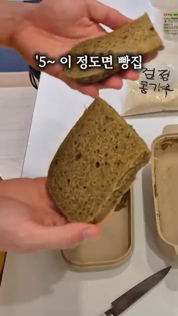 찜기 뚜껑을 닫고 전자레인지에 넣어 5분 정도 돌려줍니다. — 초간단 빵, 전자레인지로 뚝딱!