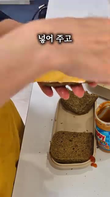 슬라이스 치즈를 올리고 다른 빵으로 덮어 샌드위치를 만듭니다. — 초간단 빵, 전자레인지로 뚝딱!