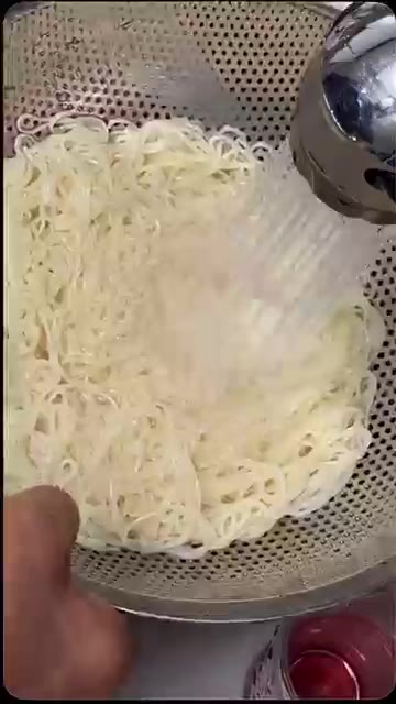 국수를 삶아 찬물에 헹궈 물기를 빼줍니다. — 고소한 맛 폭발! 두부 콩국수 만들기