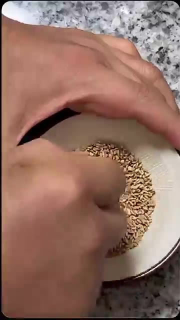 통깨를 으깨어 향을 더합니다. — 고소한 맛 폭발! 두부 콩국수 만들기