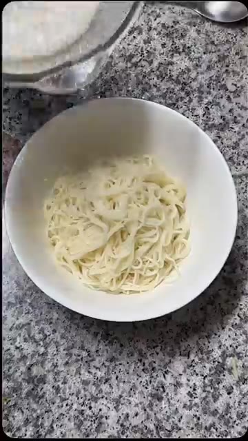 그릇에 삶은 국수를 담습니다. — 고소한 맛 폭발! 두부 콩국수 만들기