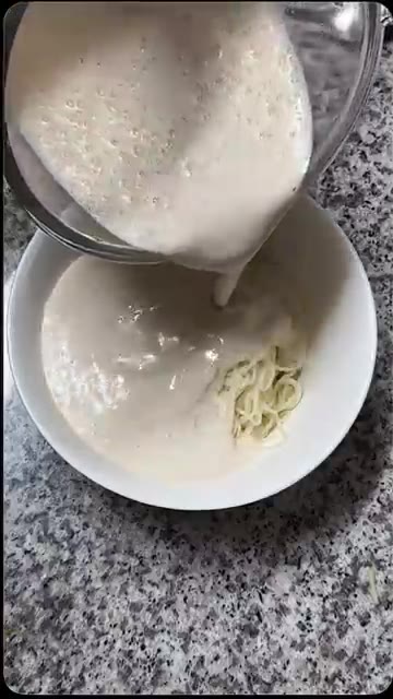 국수 위에 갈아놓은 두부 콩국물을 부어줍니다. — 고소한 맛 폭발! 두부 콩국수 만들기