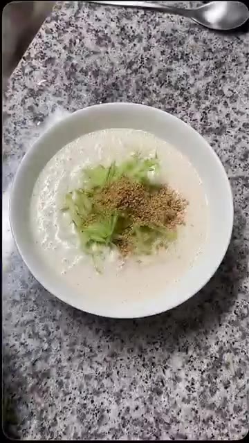 채 썬 오이와 으깬 통깨를 고명으로 올립니다. — 고소한 맛 폭발! 두부 콩국수 만들기