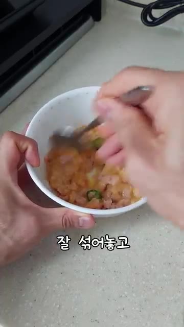 볼에 계란 두 개를 깨 넣고 으깬 스팸과 청양고추 한 개를 잘게 썰… — 스팸전 만들기