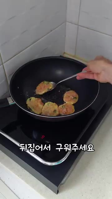 팬에 기름을 두르고 반죽을 조금씩 올려 구워주세요. — 스팸전 만들기