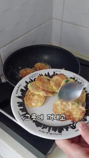 가장자리가 갈색이 되면 뒤집어서 구운 뒤 접시에 꺼내 파슬리로 장식… — 스팸전 만들기