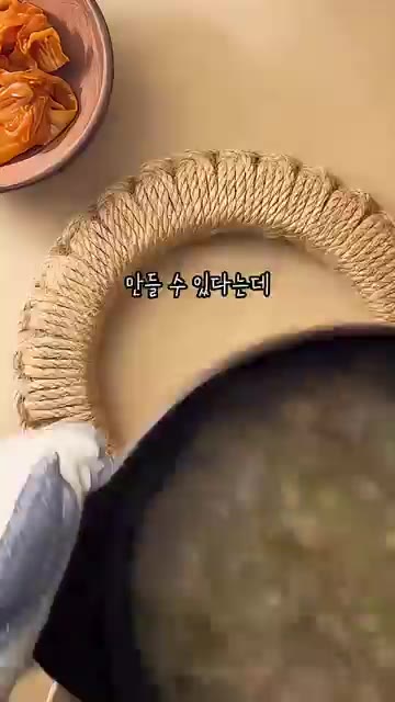 뚝배기에 우삼겹을 넣고 볶다가 다진 마늘을 넣어 함께 볶아줍니다. — 7분 만에 만드는 정호영 셰프의 우삼겹 갈비탕 레시피