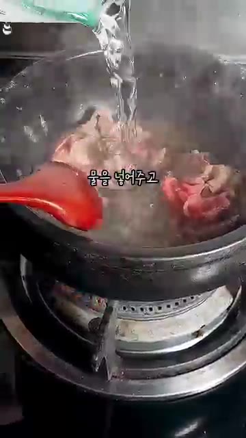 우삼겹이 익으면 물 500ml를 붓습니다. — 7분 만에 만드는 정호영 셰프의 우삼겹 갈비탕 레시피