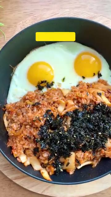 김치는 가위로 잘라주고 대파는 송송 썰어 준비한다. — 류수영 원팬 김치볶음밥