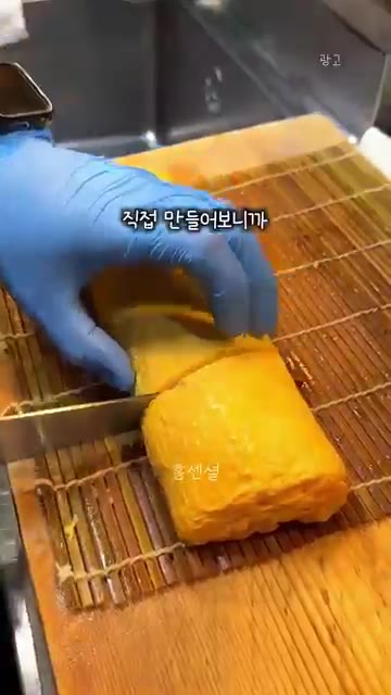 계란물을 사각 팬에 붓고 돌돌 말아 익혀줍니다. — 탱글촉촉 계란말이 비결