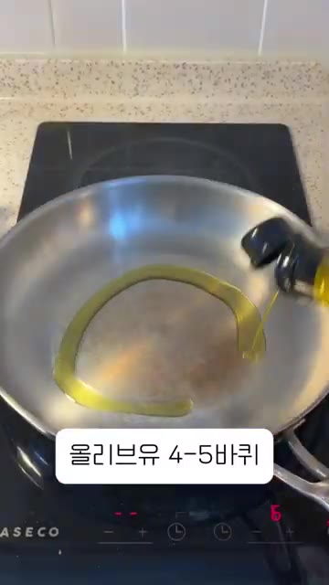 중불로 예열된 팬에 올리브유 4-5바퀴 정도 넉넉하게 둘러줍니다. — 브런치용 파스타