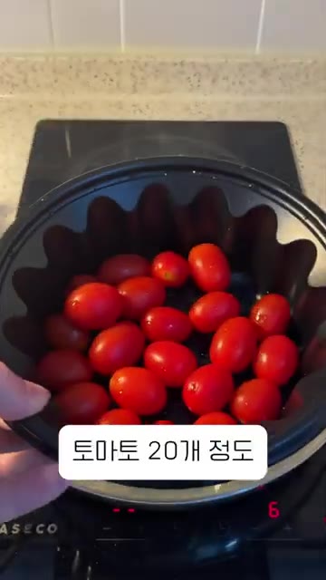 마늘과 양파를 넣고 향이 올라올 때까지 볶아줍니다. — 브런치용 파스타