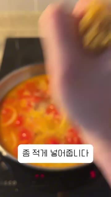 물이 끓으면 파스타면을 평소보다 조금 적게 넣어줍니다. — 브런치용 파스타