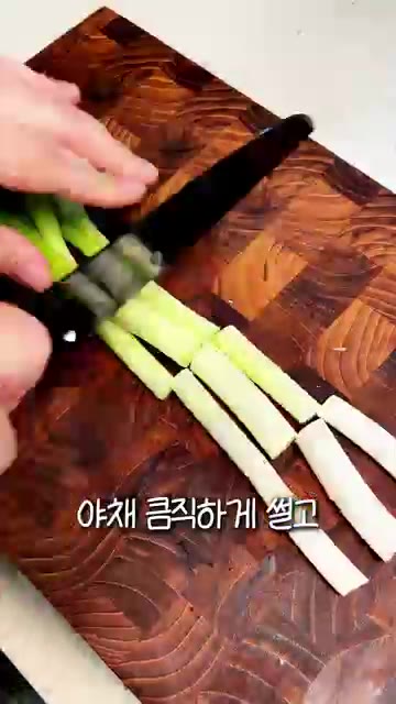 고춧가루, 설탕, 국간장, 고추장을 섞어 양념장을 만듭니다. — 순살 오리볶음탕 황금레시피 | 쌀쌀한 날씨에 국물 자작하게 끓여낸 오리요리