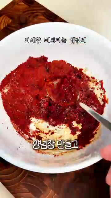 당근이 익으면 오리고기, 양파, 새송이버섯, 대파를 넣고 함께 끓입니다. — 순살 오리볶음탕 황금레시피 | 쌀쌀한 날씨에 국물 자작하게 끓여낸 오리요리