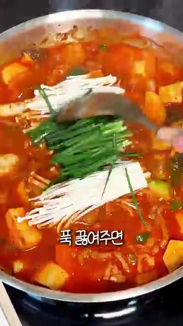 중약불에서 오래 끓일수록 맛이 깊어집니다. — 순살 오리볶음탕 황금레시피 | 쌀쌀한 날씨에 국물 자작하게 끓여낸 오리요리