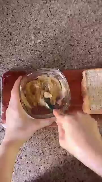 실온에 둔 버터를 부드럽게 녹인 후 설탕과 섞어 버터 소스를 만듭니다. — 10분 컷 달콤바삭 햄치즈 토스트 레시피