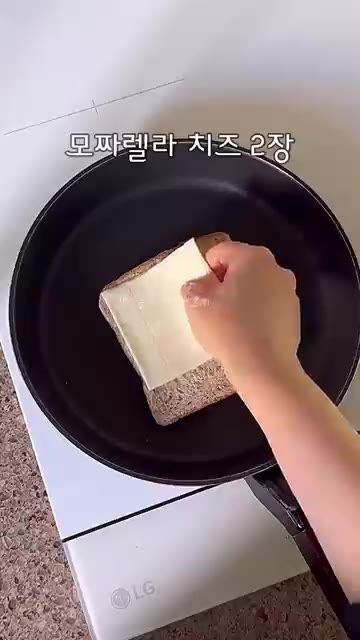 식빵 한 면에 버터 소스를 바르고 팬에 올린 후 슬라이스 햄 2장과… — 10분 컷 달콤바삭 햄치즈 토스트 레시피