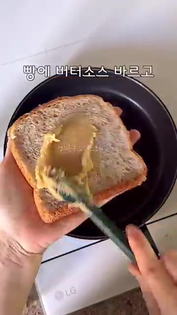 나머지 식빵 한 장에도 버터 소스를 바르고 재료 위에 덮어줍니다. — 10분 컷 달콤바삭 햄치즈 토스트 레시피