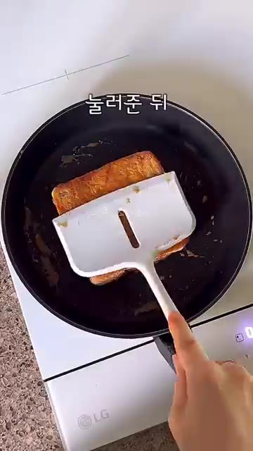 뒤집은 후에는 눌러가며 3분 정도 더 구워주면 완성입니다. — 10분 컷 달콤바삭 햄치즈 토스트 레시피