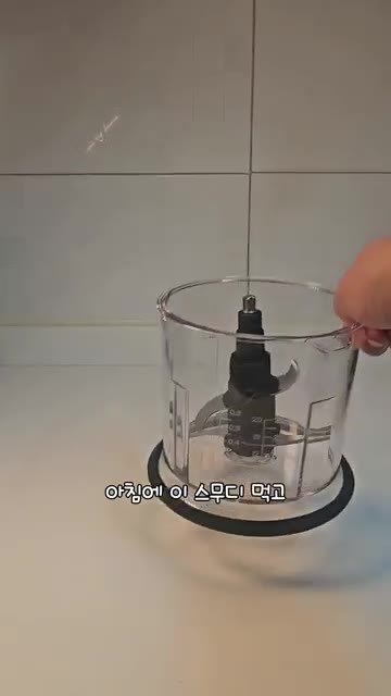 믹서기에 토마토, 바나나, 레몬즙을 넣고 갈아준다. — 2주만에 8kg 감량한 바토스무디