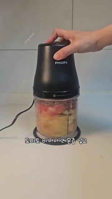갈아진 스무디를 유리잔에 따른다. — 2주만에 8kg 감량한 바토스무디
