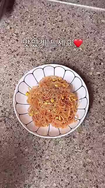 양념이 고루 섞이도록 살살 버무려주면 맛있는 콩나물무침이 완성된다.… — 파, 마늘 없이 이걸 넣었더니⁉️ 대박👍 박준면 콩나물무침 레시피