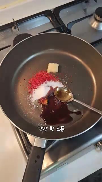 팬에 식용유를 두르고 다진 마늘 1큰술, 고춧가루 1큰술, 설탕 2… — 진미채볶음 황금레시피 딱딱해 지지 않는 비법