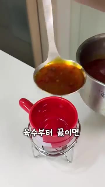 육수를 냄비에 팔팔 끓여 준비한다. — 양초 하나로 훠궈 만들어 먹기?!