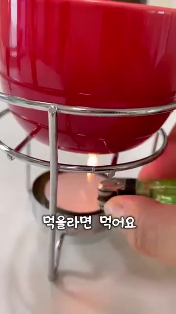 재료를 꼬치에 끼워 육수에 넣어 익혀 먹는다. — 양초 하나로 훠궈 만들어 먹기?!